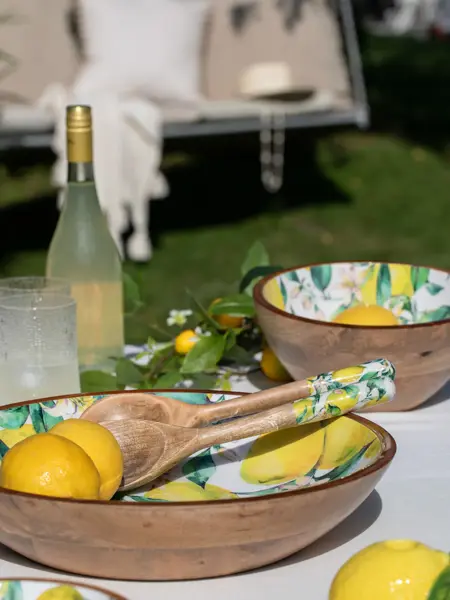 Fat med sitroner på et bord