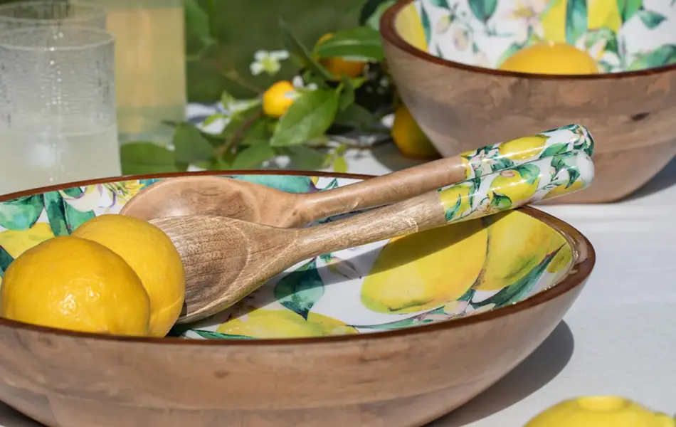 Fat med sitroner på et bord