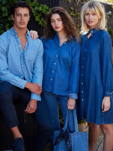 Damer og mann i blåe klær