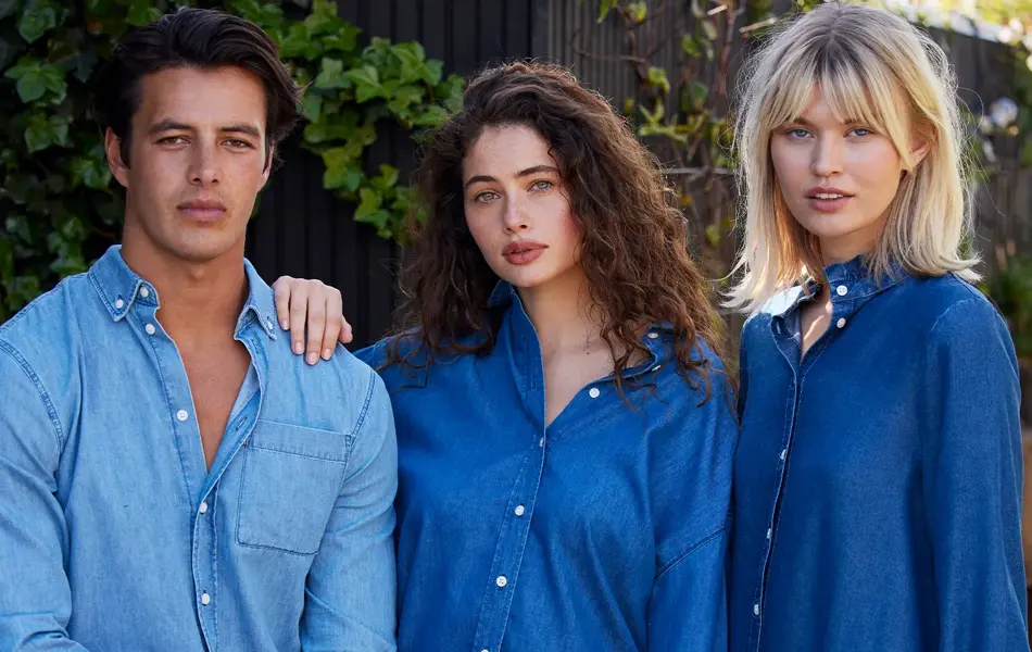 Damer og mann i blåe klær