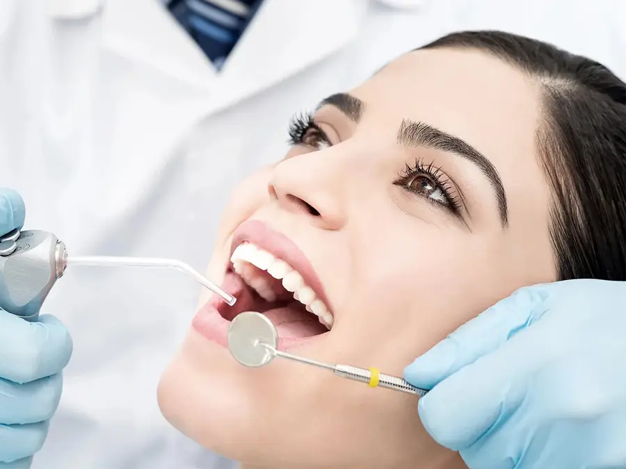 Dame som er hos tannlegen