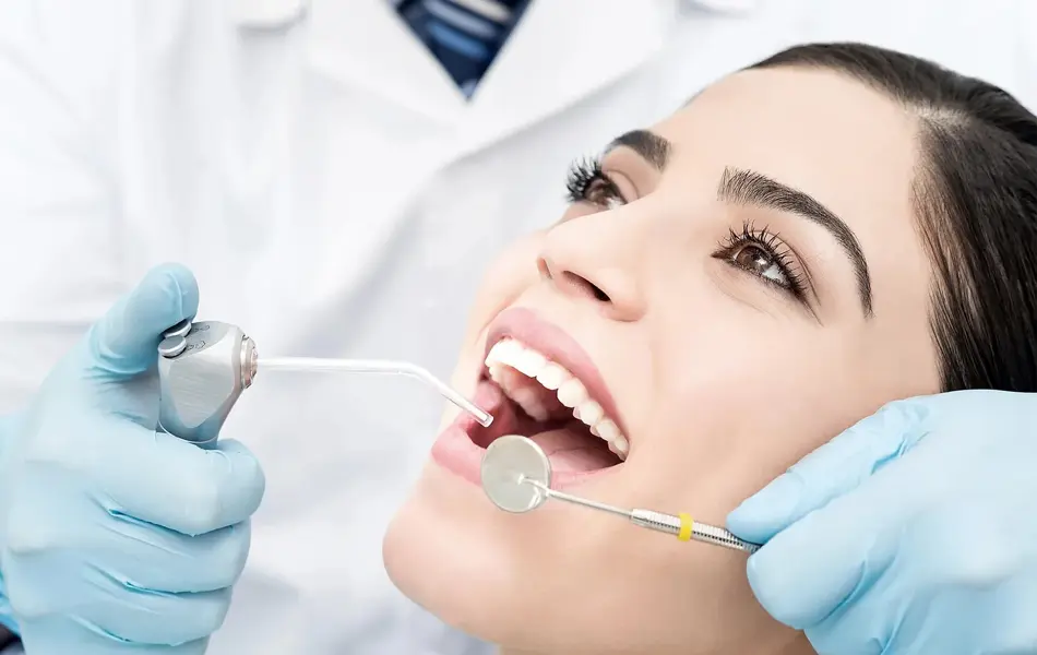 Dame som er hos tannlegen