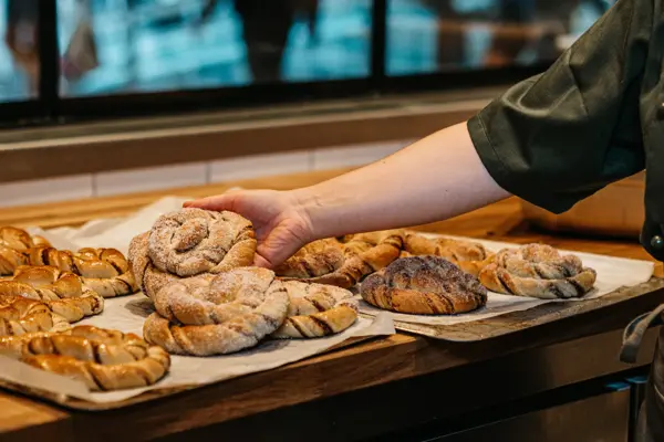 Forskjellige typer søt bakst på brett