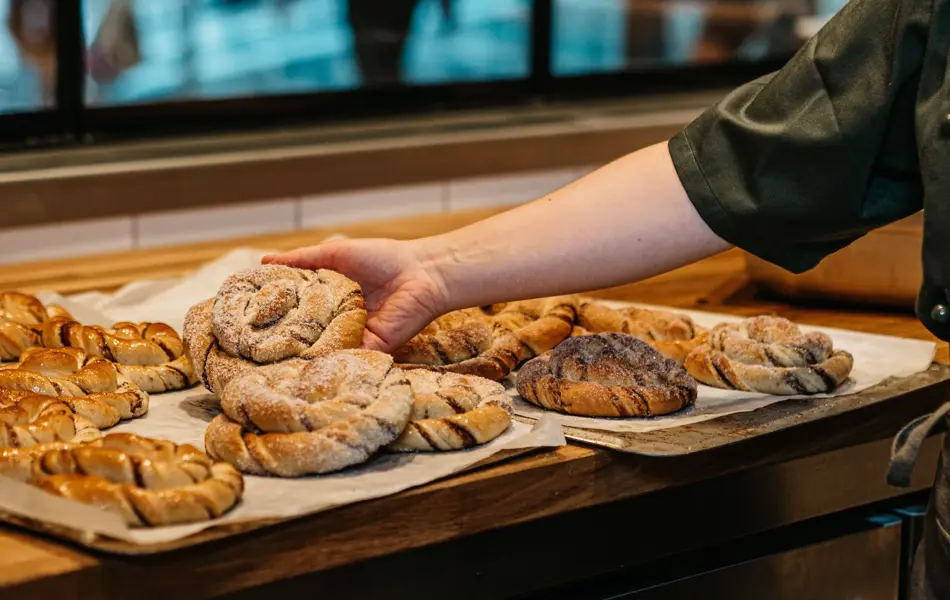 Forskjellige typer søt bakst på brett