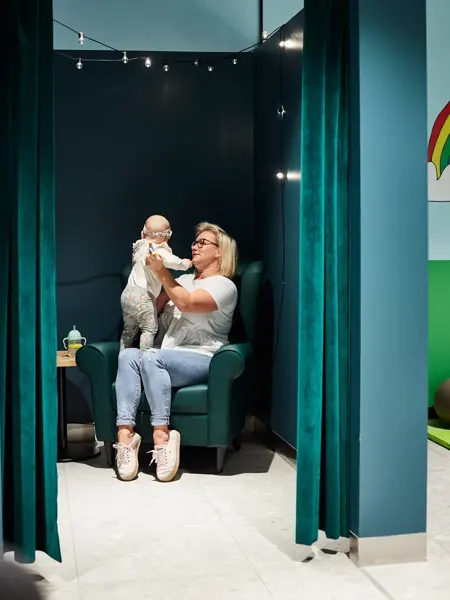 baby og mamma på stellerom/babylounge åsane storsenter