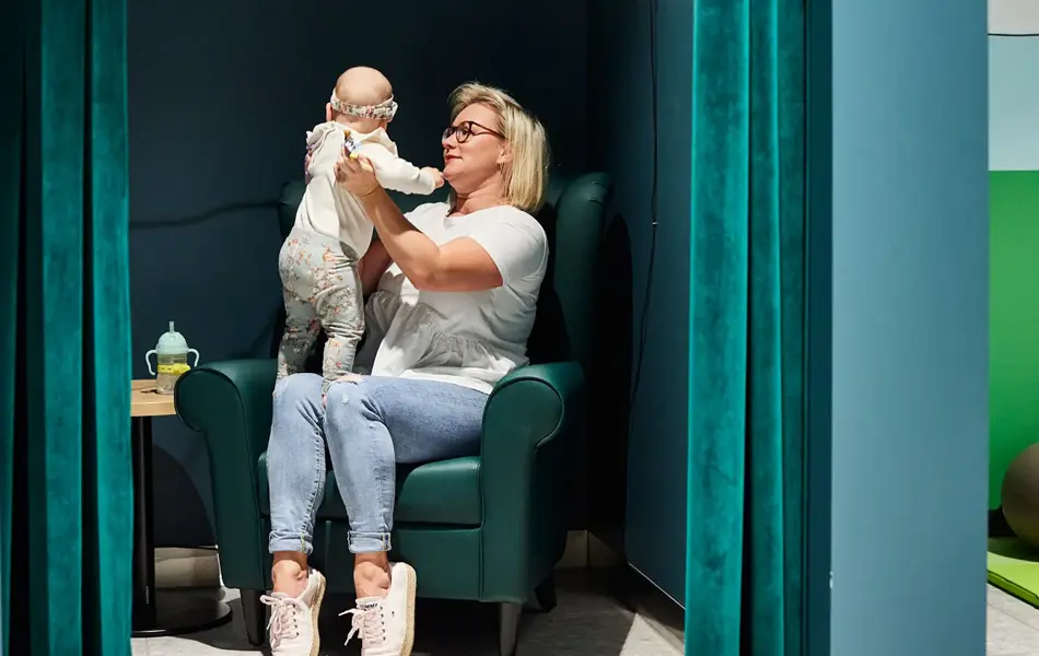baby og mamma på stellerom/babylounge åsane storsenter