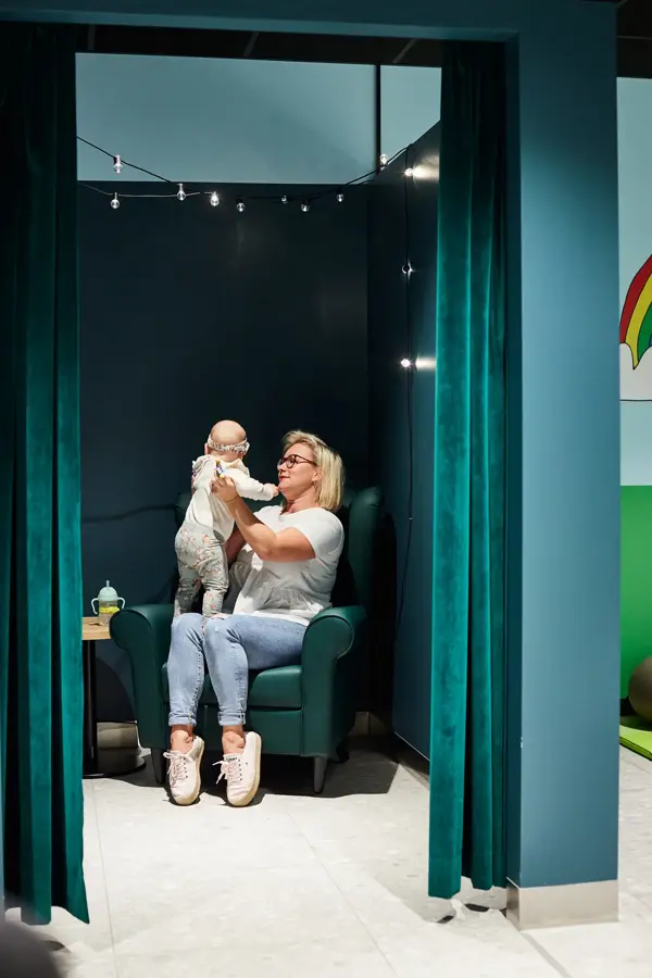 baby og mamma på stellerom/babylounge åsane storsenter