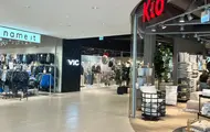 Bildet er fra kjøpesenteret Sørlandssenteret i Kristiandsand. Man ser et utvalg av butikkene på senteret.