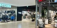 Bildet er fra kjøpesenteret Sørlandssenteret i Kristiandsand. Man ser et utvalg av butikkene på senteret.
