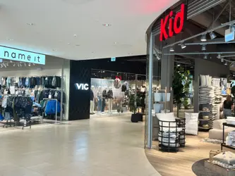 Bildet er fra kjøpesenteret Sørlandssenteret i Kristiandsand. Man ser et utvalg av butikkene på senteret.