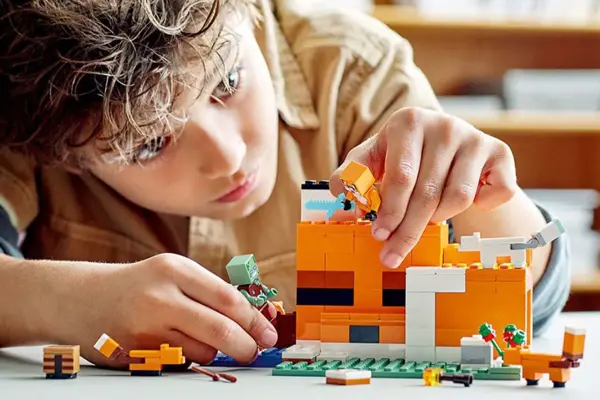 Gutt som leker med lego