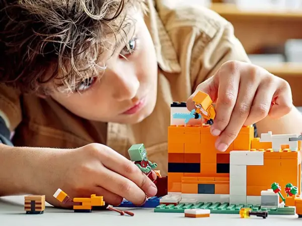 Gutt som leker med lego