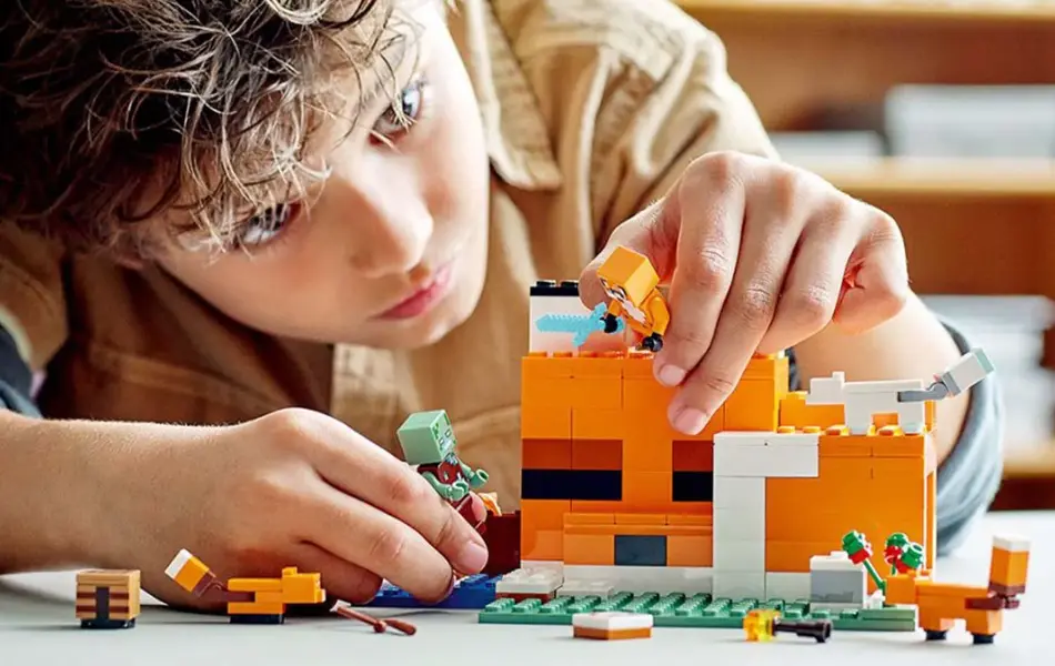 Gutt som leker med lego