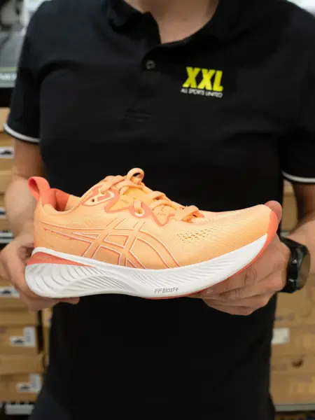 Mann som holder en sko