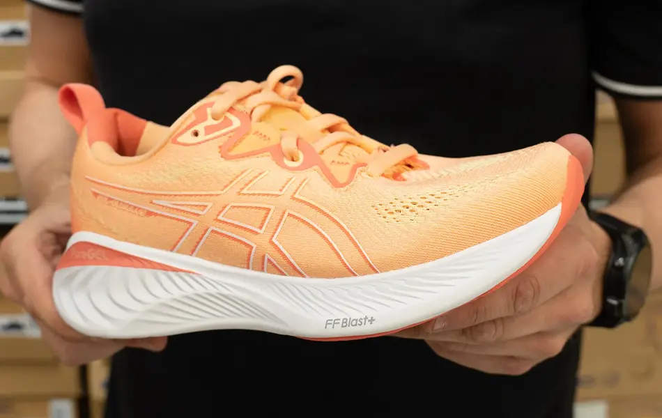 Mann som holder en sko