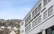 Bilde av kjøpesenteret Thon Senter Bergen med Thon Senter logo.