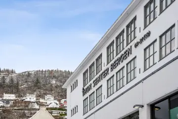 Bilde av kjøpesenteret Thon Senter Bergen med Thon Senter logo.