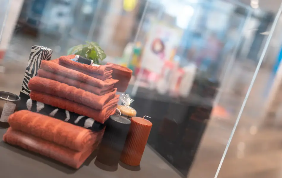 pent brettede håndklær oppsatt i utstillingsvindu, rustrøde farger