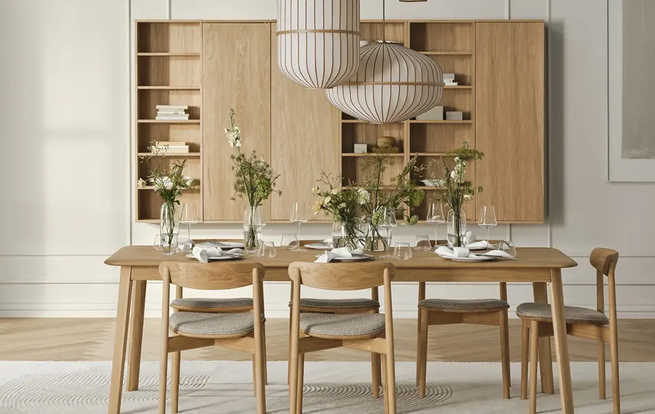 Kjøkkenbord tildekket med servise og blomster i vaser