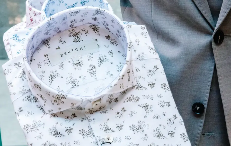 mann i dress holder skjorter