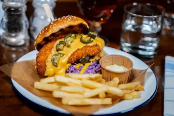 En asjett med en fiskeburger og fries på fra Scotsman