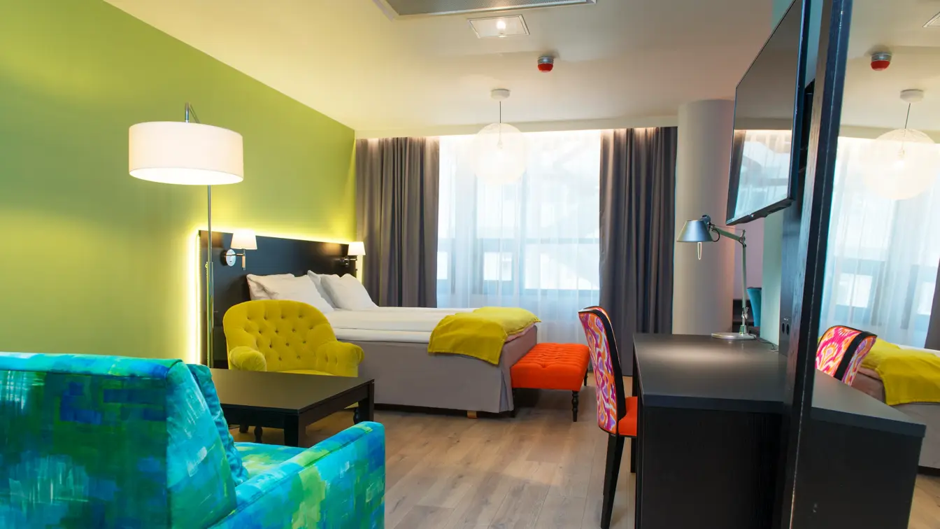 Seng, skrivebord og sitteplass i businessrom på Thon Hotel Vika Atrium i Oslo