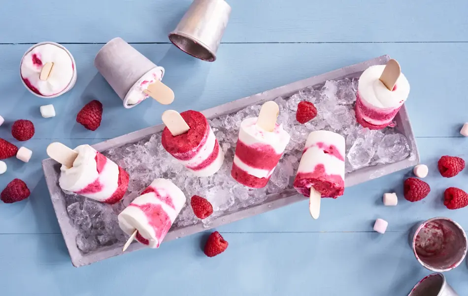 Yoghuris med bringebær lagt på et fat