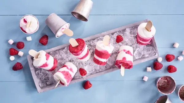 Yoghuris med bringebær lagt på et fat