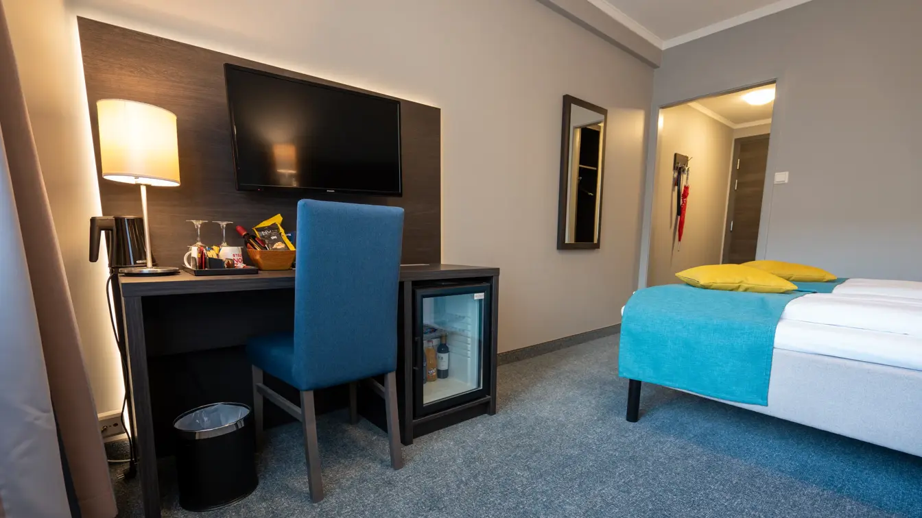 Dobbeltseng, skrivebord, stol, minibar, TV 