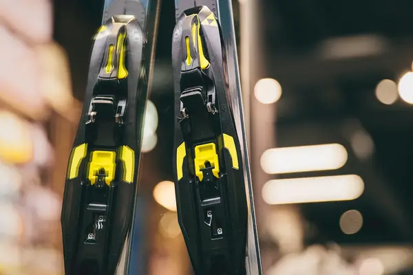 Bilde av bindinger på ski.