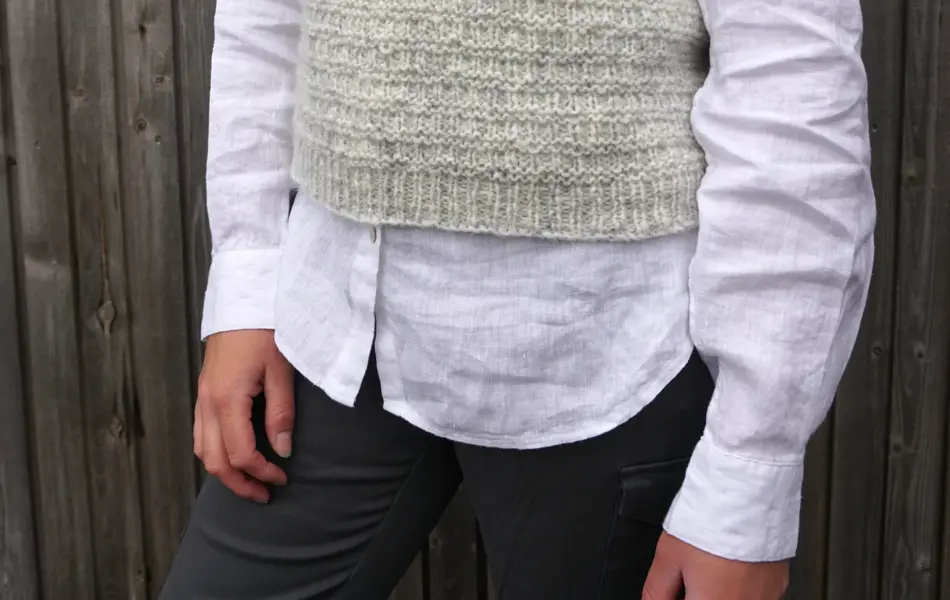 Dame med skjorte og beige strikkevest