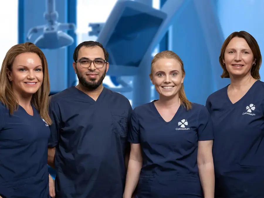 en herre og tre dame tannleger i mørkeblå uniform