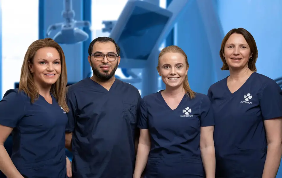 en herre og tre dame tannleger i mørkeblå uniform