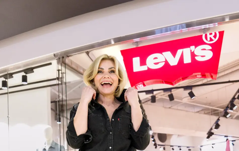 Dame i sort sjorte og sorte jeans