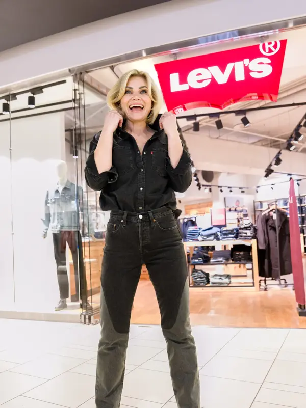 Dame i sort sjorte og sorte jeans