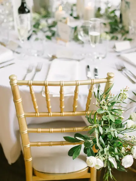 Bordsetting med hvit dekorasjon og gullstol