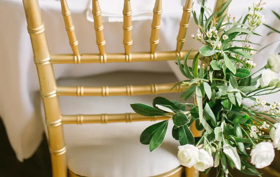 Bordsetting med hvit dekorasjon og gullstol