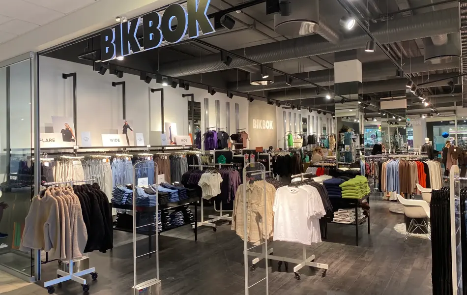 klær innendørs i butikk med skilt