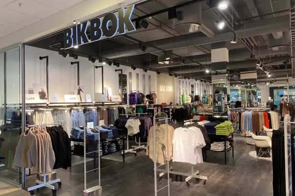 klær innendørs i butikk med skilt