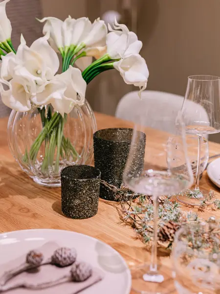 bord dekket til nyttårsmiddag