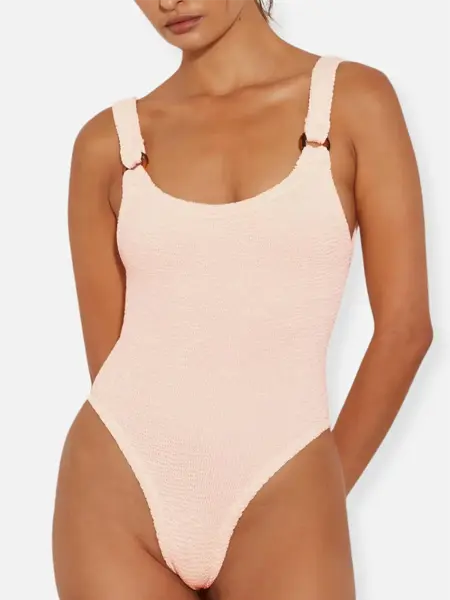 dame med lyserosa kreppbadedrakt.