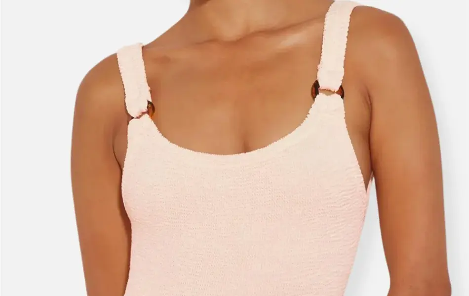 dame med lyserosa kreppbadedrakt.