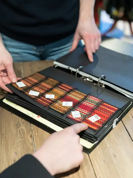 Hos Embla, to ser på stoffprøver