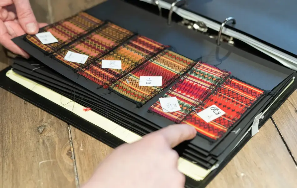 Hos Embla, to ser på stoffprøver