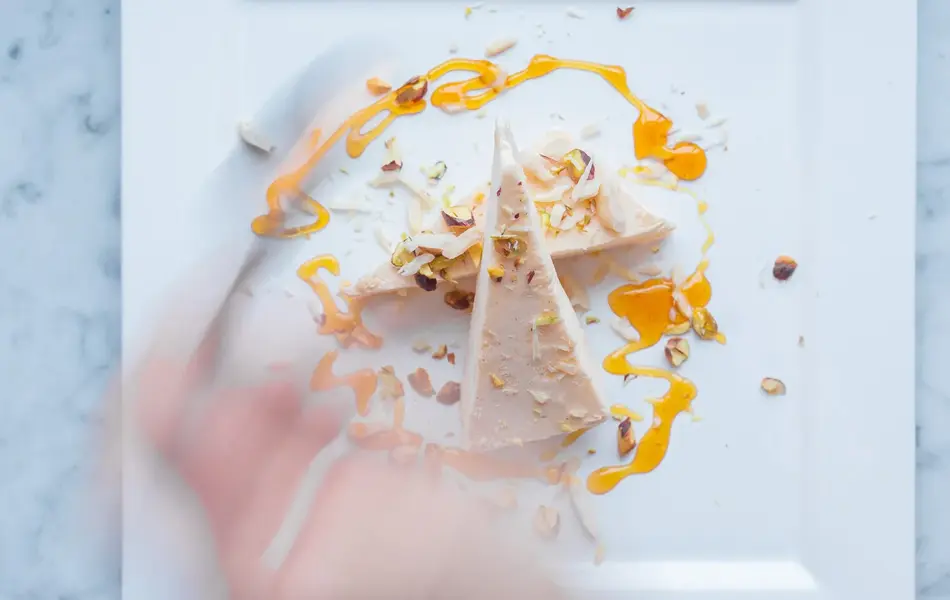 Dessert av iskake og karamellsaus delikat anrettet på en tallerken