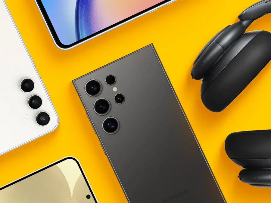 Fire mobiltelefoner og et headset med gul bakgrunn