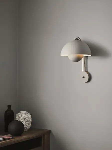 Flowerpot vegglampe på grå vegg.