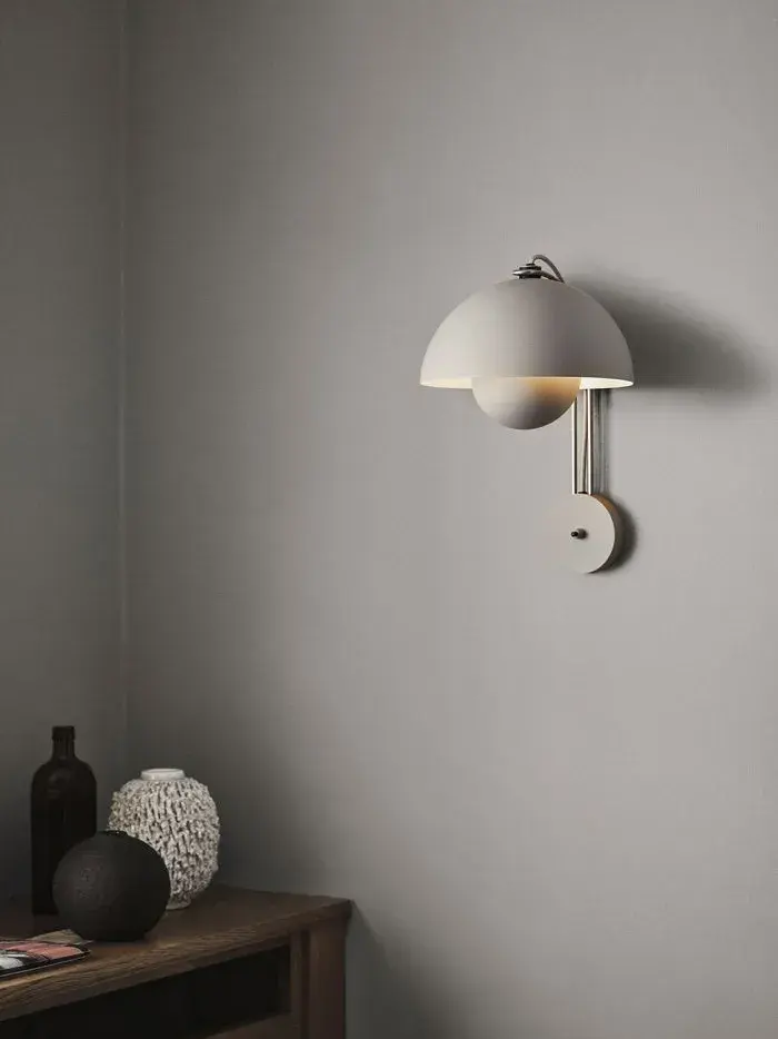 Flowerpot vegglampe på grå vegg.