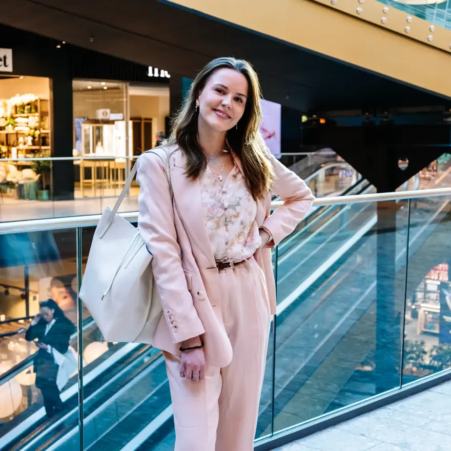 dame med vårantrekk fra VIC