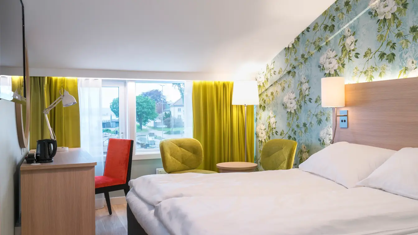 Seng, stoler og skrivebord i standard dobbeltrom på Thon Hotel Tønsberg Brygge